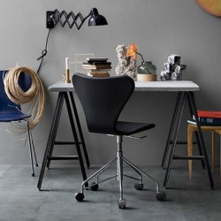 Fritz Hansen Series 7 Chair 3117, swivel chair, fully upholstered, leather