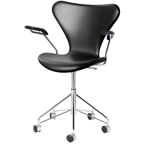 Fritz Hansen Series 7 Chair  Fully upholstered Swivel armchair, leather